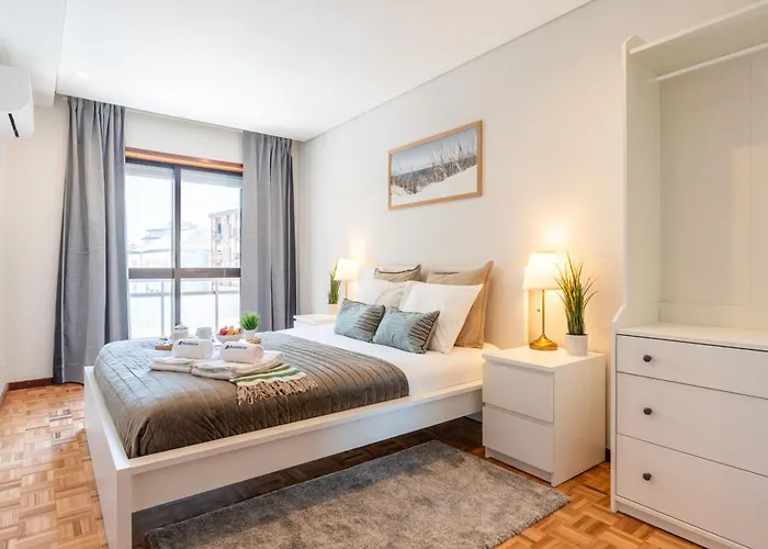 Host Wise - Bright And Elegant Urban Flat With Balcony