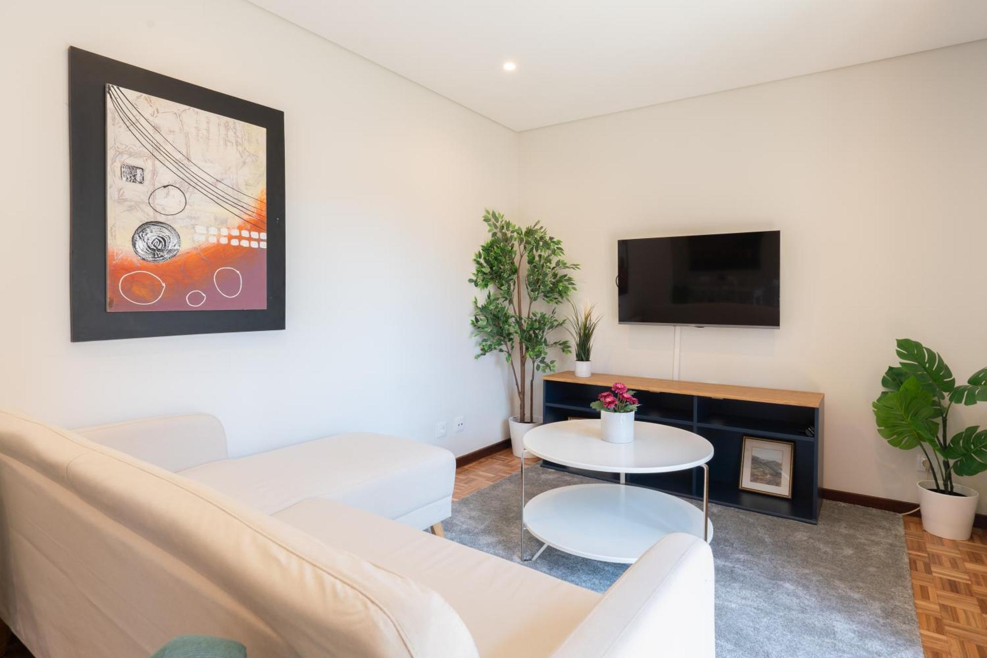 Host Wise - Bright And Elegant Urban Flat With Balcony *